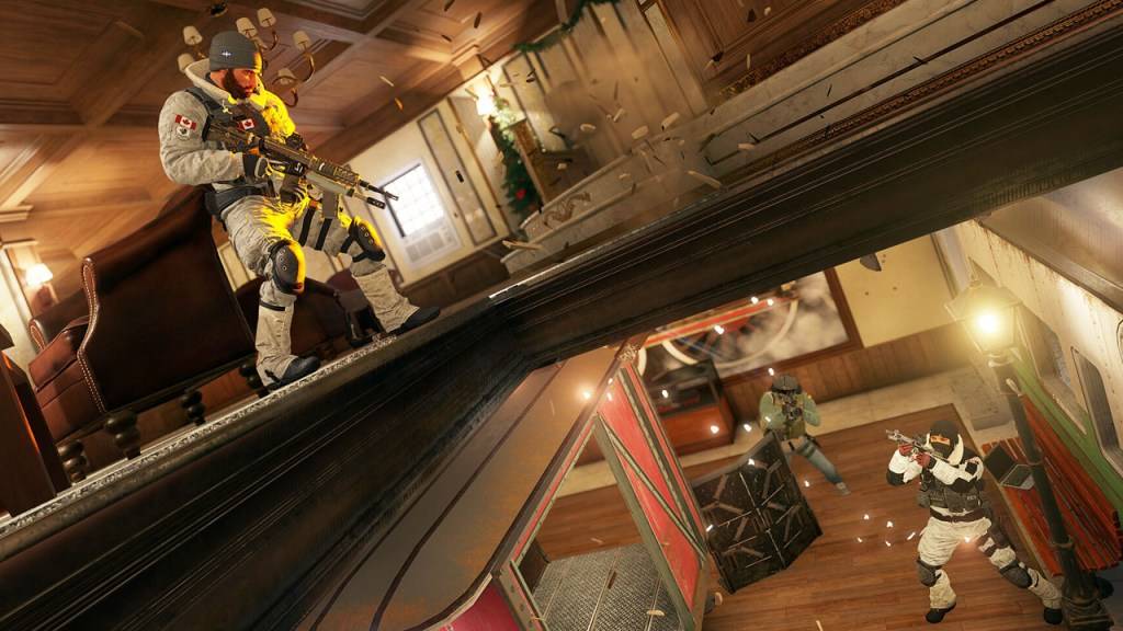 Rainbow Six Siege, con due soldati che sparano verso l'alto in un altro.